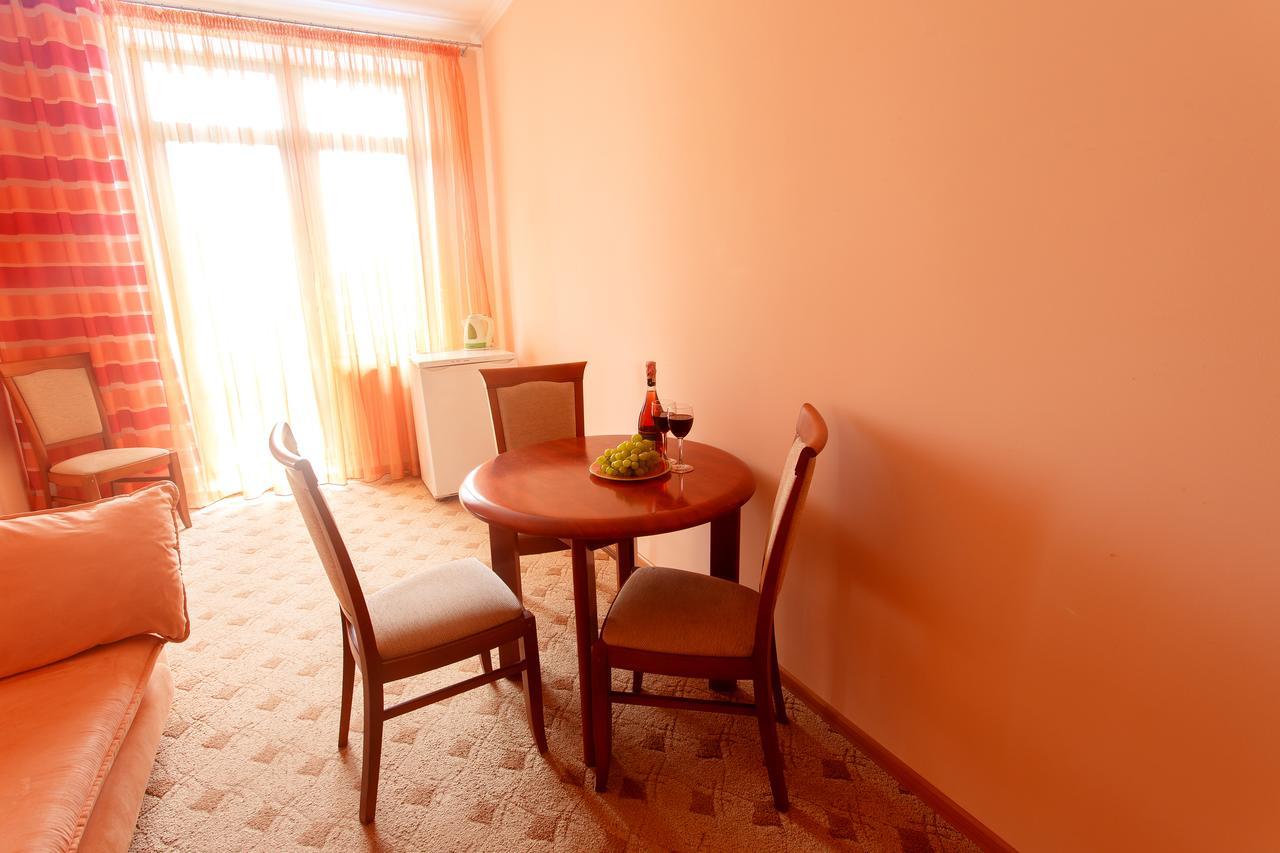 Pansionat Paradiz Hotel Polyana  Buitenkant foto